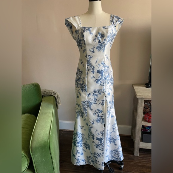 Dessy Bridesmaid Dress by Alfred Sung in Size 0 - Picture 1 of 11